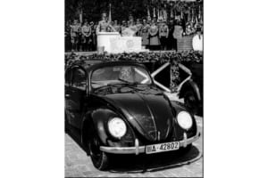 1000マルクで購入できる国民車構想を国民に演説するヒトラー。