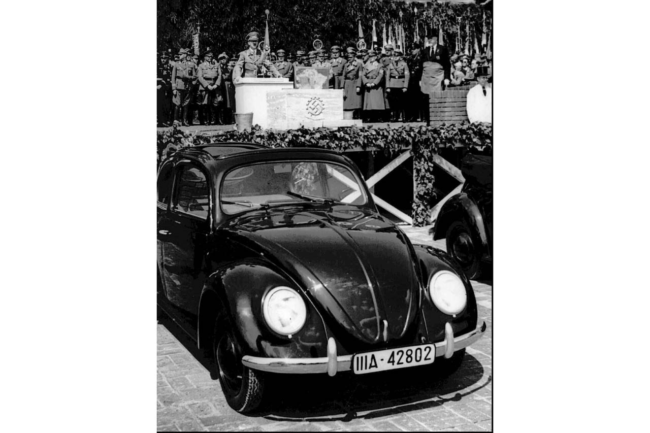 1000マルクで購入できる国民車構想を国民に演説するヒトラー。