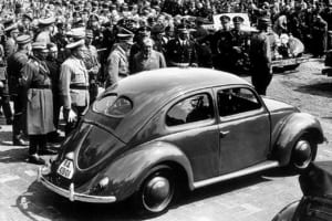 1938年にフォルクスワーゲン第1号車が誕生した。写真はヒトラーに説明するポルシェ博士。