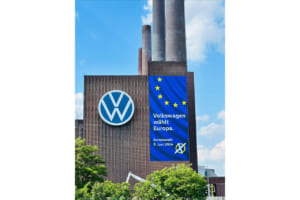 フォルクスワーゲン本社はドイツ中部のニーダーザクセン州ヴォルフスブルク。写真はサイド側からのショットで4本の煙突が特徴。