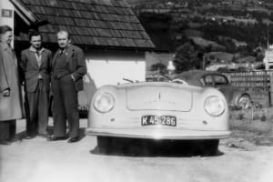 オーストリアのグミュントに拠点を移し手作業でポルシェを製作。ポルシェの処女作は1948年に長男のフェリー・ポルシェが開発した356 No.1ロードスター。