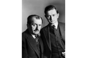 写真はフェルディナント・ポルシェ博士と息子フェリーの親子。
