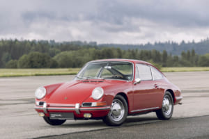 1964年には後継車として水平対向6気筒エンジンを搭載した911が誕生。
