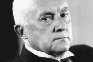 DKW社（ドイツ語Dampf Kraft Wagenの略で蒸気自動車の意味）。1904年、デンマーク生まれの創始者イェルゲン・スカフテ・ラスムッセンは旧東ドイツのケムニッツにボイラー関連のラスムッセン＆エルンスト社を友人と共に設立。1907年、社名をDKWに改称。