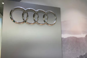 1985年に社名をAudi AG（アウディ株式会社）へと改め、現在に至る。エンブレムは4リングス。