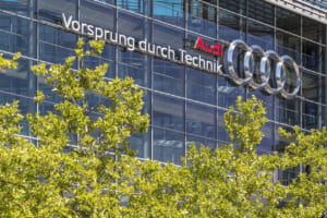 アウディ本社。アウディのブランド＆スローガンである「Vorsprung durch Technik（技術による先進）」を掲げる。