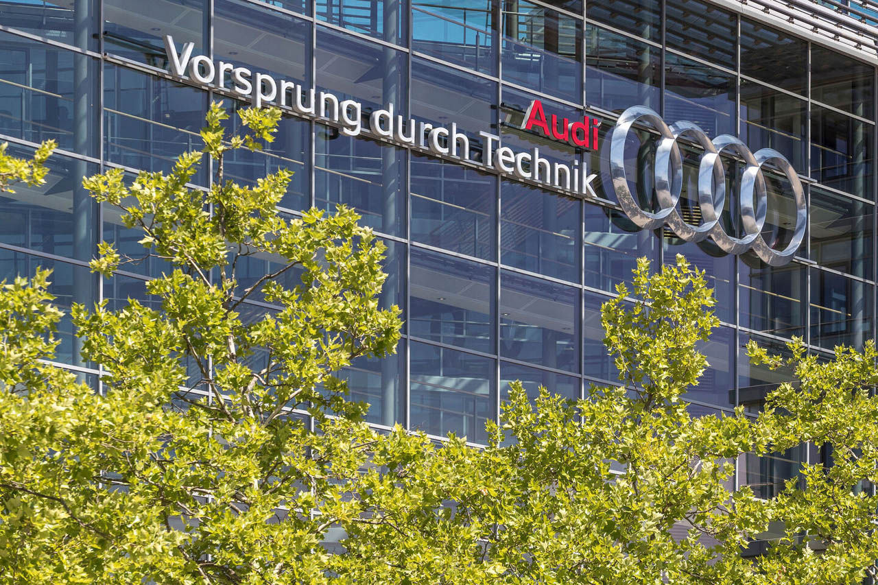 アウディ本社。アウディのブランド＆スローガンである「Vorsprung durch Technik（技術による先進）」を掲げる。