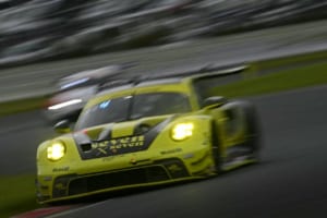 終盤の波乱を潜り抜けた「seven × seven PORSCHE GT3R」が逆転でチーム初勝利を挙げる!!【2025 SUPER GT第7戦】