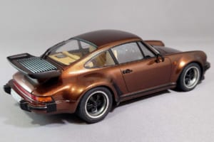 タミヤのボディとフジミのシャシーで作る1/24スケール・プラモデルのポルシェ911ターボ