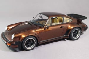 タミヤのボディとフジミのシャシーで作る1/24スケール・プラモデルのポルシェ911ターボ
