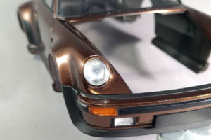 タミヤのボディとフジミのシャシーで作る1/24スケール・プラモデルのポルシェ911ターボ