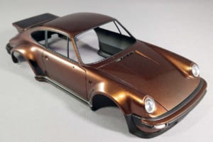 タミヤのボディとフジミのシャシーで作る1/24スケール・プラモデルのポルシェ911ターボ
