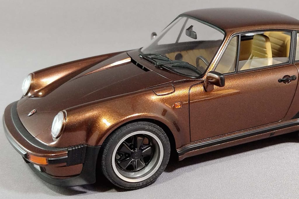 タミヤのボディとフジミのシャシーで作る1/24スケール・プラモデルのポルシェ911ターボ