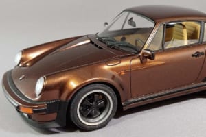 2社合体で目指す究極のプラモ、いよいよ完成へ！ タミヤ＋フジミで作る「ポルシェ911ターボ」第6回【LE VOLANT モデルカー俱楽部】