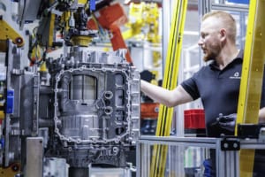新型「電動GLC」の“心臓部”、ルーマニアで生産開始。メルセデス、スター・アセンブリーを電動化の重要ハブに