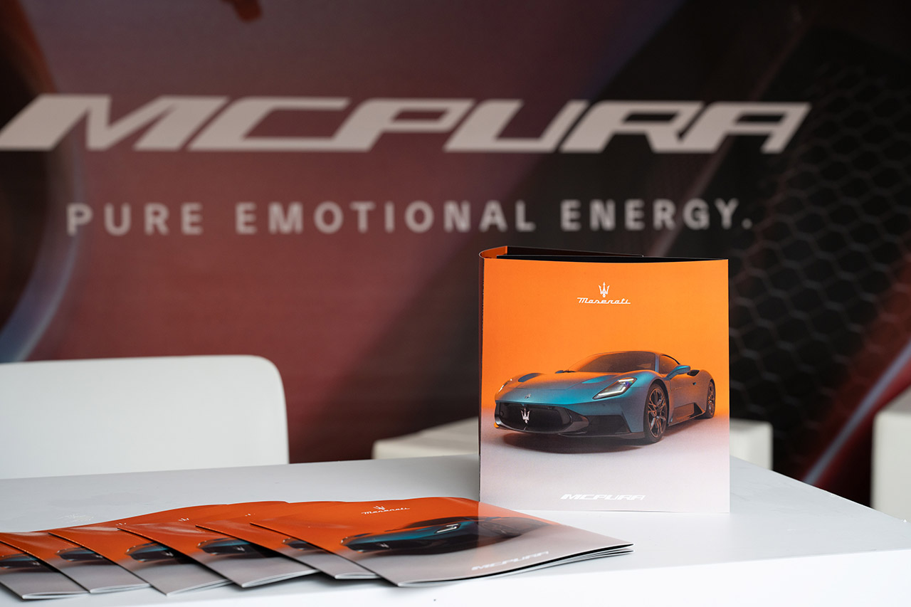 マセラティ「MCプーラ」、伊トリノで初公開。虹色に輝くクーペ＆チェロ