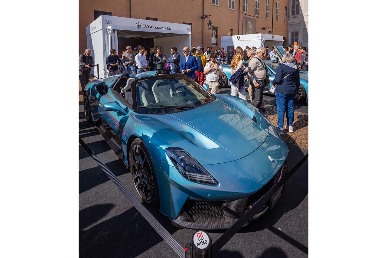 マセラティ「MCプーラ」、伊トリノで初公開。虹色に輝くクーペ＆チェロ