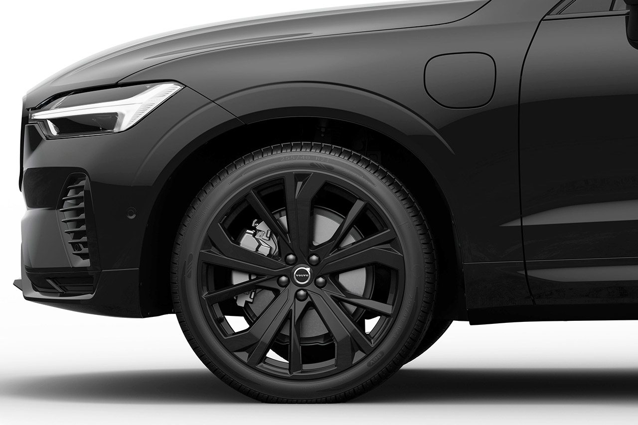 黒いボディに黒のアクセントが光る！ボルボ「XC60プラグイン