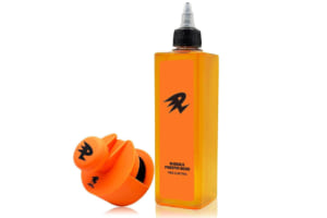 プロ仕上げの「深い黒艶」を自宅で。撥水・保護効果でタイヤの劣化を防ぐコーティング剤【LE VOLANT注目アイテム】