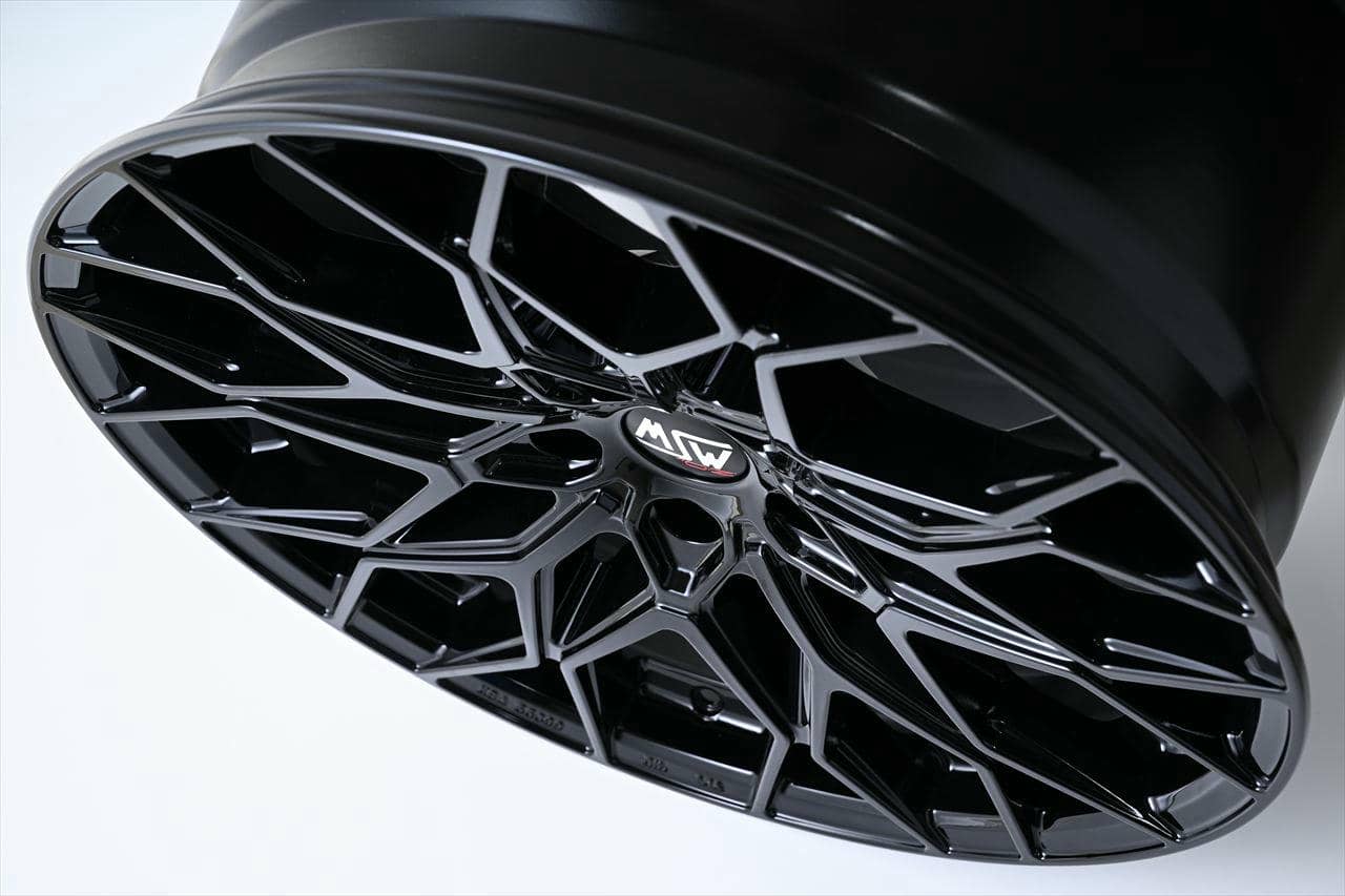 フジ・コーポレーション専売】“赤ロゴ”に宿るOZの技術。重量級SUV 