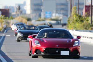 京都・東本願寺に新旧マセラティが集結。創立111周年を記念し11月16日「マセラティデイ 2025」開催