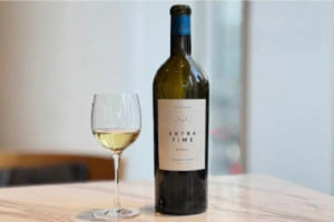 トルシエ氏が手掛ける「EXTRA-TIME」は、ソービニヨンブランとセミヨンをブレンドした白ワイン。ソービニヨンブランは、柑橘の香りとフレッシュな酸味を引き出すため、卵型タンクで醸造し、繊細なミネラル感と張りを表現。一方、セミヨンは新樽で熟成させ、菩提樹や洋梨、白い果実の香りに、まろやかな甘みと上質な樽香を纏わせている。2024年3月に瓶詰めされた、エレガントで調和のとれた一本。