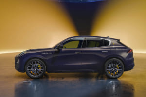 マセラティ・グレカーレ・ルミナブルー