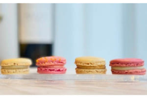 「EXTRA-TIME」とペアリングでいただくのは、ピエール・エルメ・パリの独創的なマカロン4種。マダカスカル産バニラの芳醇な香りを閉じ込めた「アンフィニマン ヴァーニュドマダカスカル」をはじめ、バラとライチとフランボワーズを組み合わせた代表作「イスバハン」など、繊細な味わいのペアリングを提案。
