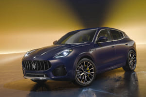 マセラティ・グレカーレ「ルミナブルー」発表。夜の青、330ps、14ウェイシートが融合した究極の快適特別仕様