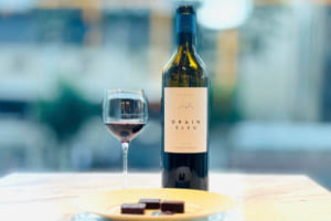 「GRAIN BLUE(グラン・ブルー)」は、フランス語で「青い粒」を意味する名を冠した、サンテミリオン・グラン・クリュの赤ワイン。メルロー95%とカベルネ・フラン5%をブレンドし、砂利質の土壌で育まれたブドウから生まれる、しなやかなタンニンと豊かな果実味が魅力。果汁の一部を樽で、残りをステンレスと卵型タンクで熟成させることで、果実本来のピュアな香りと程よい樽香を調和させ、女性的な優美さと洗練を表現しているという。