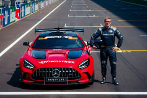 ベルント・マイレンダーは、2000年からFIA F1公式セーフティカーのハンドルを握っている。写真は2025年10月オースティンで撮影したベルント・マイレンダーと500回記念出場のメルセデスAMGセーフティカー。