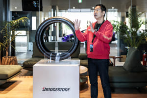 ランボルギーニ・テメラリオ専用のブリヂストン・ポテンザスポーツと土屋圭市氏