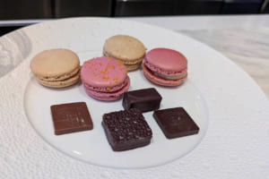 「GRAIN BLUE」とペアリングでいただくのは、ピエール・エルメ・パリが誇るショコラ4種。心地よい歯ごたえがたまらない「ショック ショコラ」、カシスが華やかに香る「フルードカシス」、エクアドル産カカオ64%のビターチョコレートを使用した「アシエンダエレオノール」、そしてフルーティな酸味とほのかな苦味を兼ね備えた「キャレショコラノワール」。それぞれの個性が、ワインの深みと響きあう贅沢なペアリング。