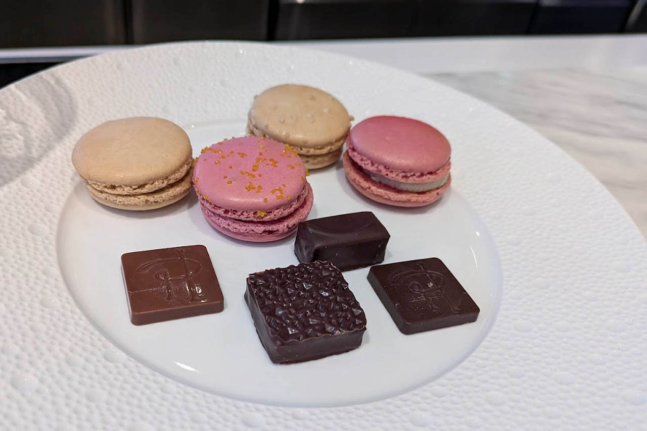 「GRAIN BLUE」とペアリングでいただくのは、ピエール・エルメ・パリが誇るショコラ4種。心地よい歯ごたえがたまらない「ショック ショコラ」、カシスが華やかに香る「フルードカシス」、エクアドル産カカオ64%のビターチョコレートを使用した「アシエンダエレオノール」、そしてフルーティな酸味とほのかな苦味を兼ね備えた「キャレショコラノワール」。それぞれの個性が、ワインの深みと響きあう贅沢なペアリング。