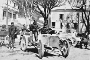 メルセデス 35hpのレーシングカー。1901年のニース・レースウィークにて。