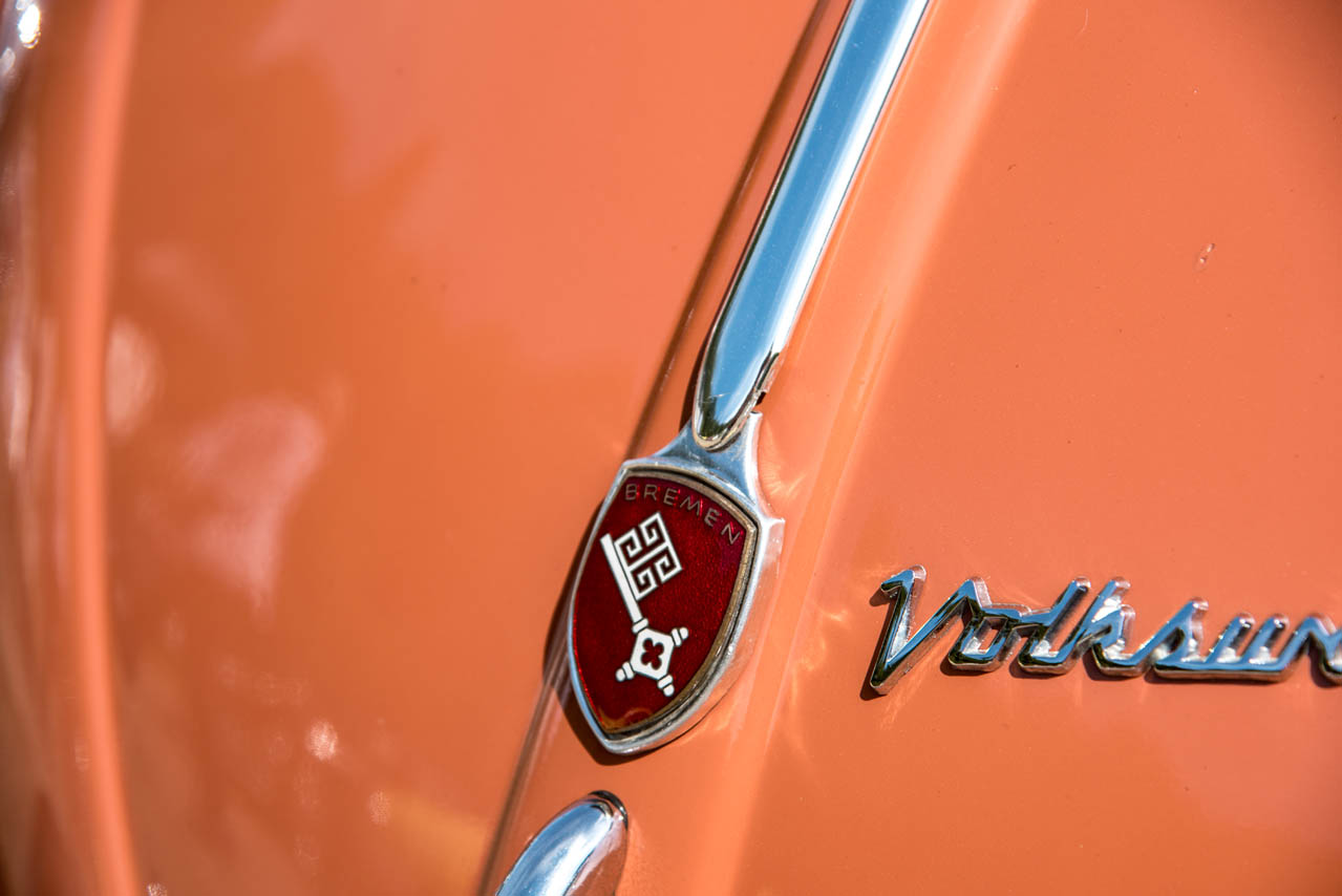 空冷VW】当時の空気を運ぶ、珊瑚色のビートル。1956年式“オーバル”は 