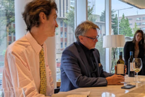 フィリップ・トルシエ氏:1998年から2002年までサッカー日本代表監督を務め、2002年FIFAワールドカップ日韓大会では日本代表を初の決勝トーナメント進出に導く。また、ワイン愛好家としても知られ、現在はフランスを拠点にワインプロデューサーとして活動し、自社ブランドワインの企画から醸造までを一貫して手掛ける。