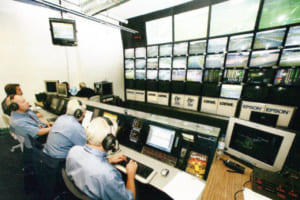 FIA F1のレースコントロール室はメルセデスAMGセーフティカーに各指示を出す。写真は2007年のレースコントロール室。