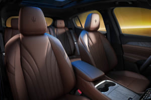 マセラティ・グレカーレ・ルミナブルー