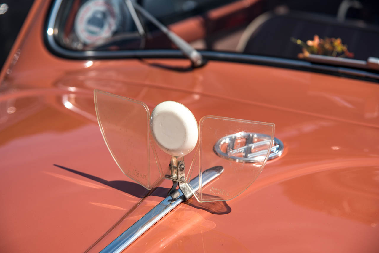 空冷VW】当時の空気を運ぶ、珊瑚色のビートル。1956年式“オーバル”は
