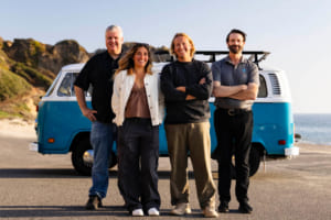 カリフォルニアの山火事から生還した1977年製フォルクスワーゲン・タイプ2（T2）と、オーナーのミーガン・ワインローブさん（左から2人目）