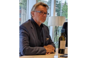 フィリップ・トルシエ氏:1998年から2002年までサッカー日本代表監督を務め、2002年FIFAワールドカップ日韓大会では日本代表を初の決勝トーナメント進出に導く。また、ワイン愛好家としても知られ、現在はフランスを拠点にワインプロデューサーとして活動し、自社ブランドワインの企画から醸造までを一貫して手掛ける。