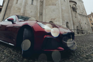 その名は「メッカニカ・リリカ」。マセラティ、グラントゥーリズモ／グランカブリオのモデナ帰還を祝う「オペラ」融合の壮麗なワンオフを発表