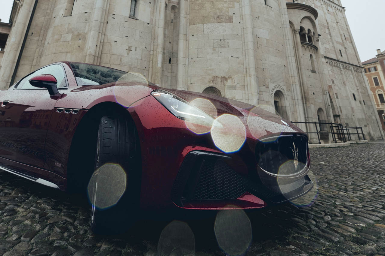 その名は「メッカニカ・リリカ」。マセラティ、グラントゥーリズモ／グランカブリオのモデナ帰還を祝う「オペラ」融合の壮麗なワンオフを発表