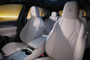 マセラティ・グレカーレ・ルミナブルー