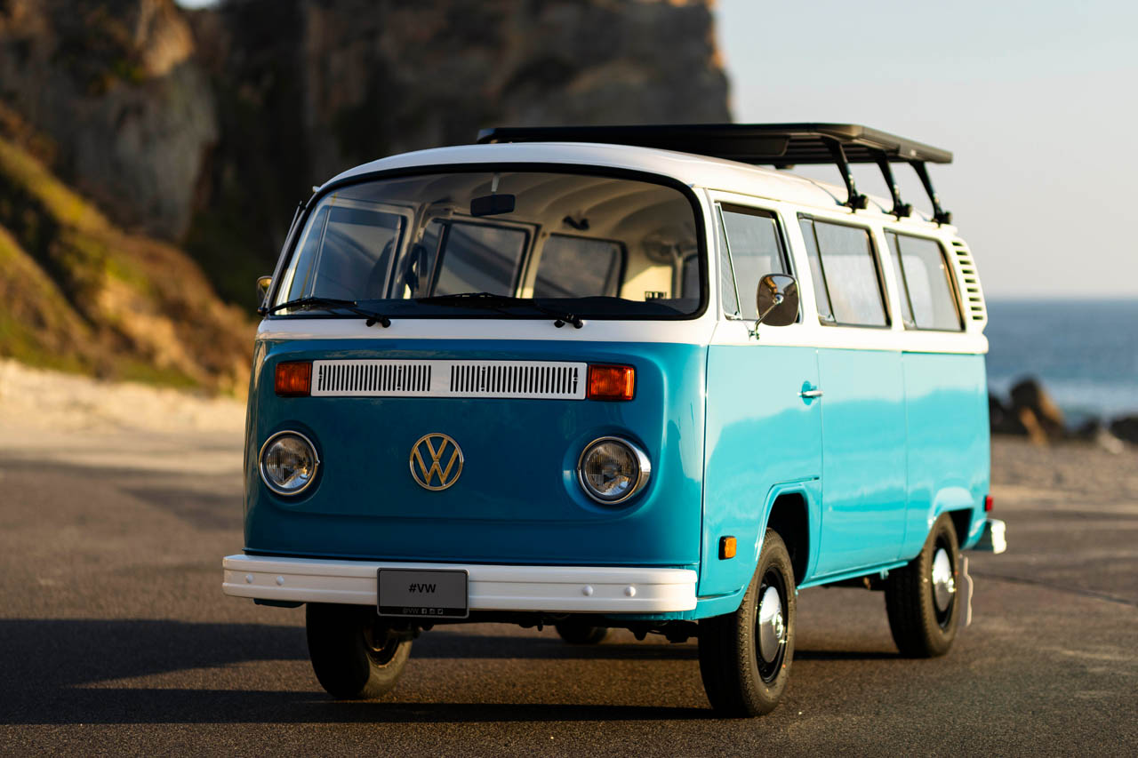 山火事生還の「ワーゲンバス」、奇跡の復活。VWが被災した「タイプ2