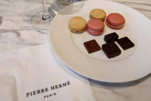 ピエール・エルメは21世紀のパティスリー界を先導する第一人者。4代続くパティシエの家系に生まれ、14歳のとき修業を始める。その鬼才ぶりは世界的に認められ、ヴォーグ誌から“パティスリー界のピカソ”と称賛された。1998年、自身のブランド「ピエール・エルメ・パリ」として、東京赤坂のホテルニューオータニ内にブティックをオープン。現在、世界で約80店舗を展開している。