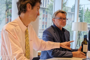 フィリップ・トルシエ氏:1998年から2002年までサッカー日本代表監督を務め、2002年FIFAワールドカップ日韓大会では日本代表を初の決勝トーナメント進出に導く。また、ワイン愛好家としても知られ、現在はフランスを拠点にワインプロデューサーとして活動し、自社ブランドワインの企画から醸造までを一貫して手掛ける。