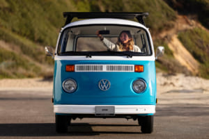 カリフォルニアの山火事から生還した1977年製フォルクスワーゲン・タイプ2（T2）と、オーナーのミーガン・ワインローブさん