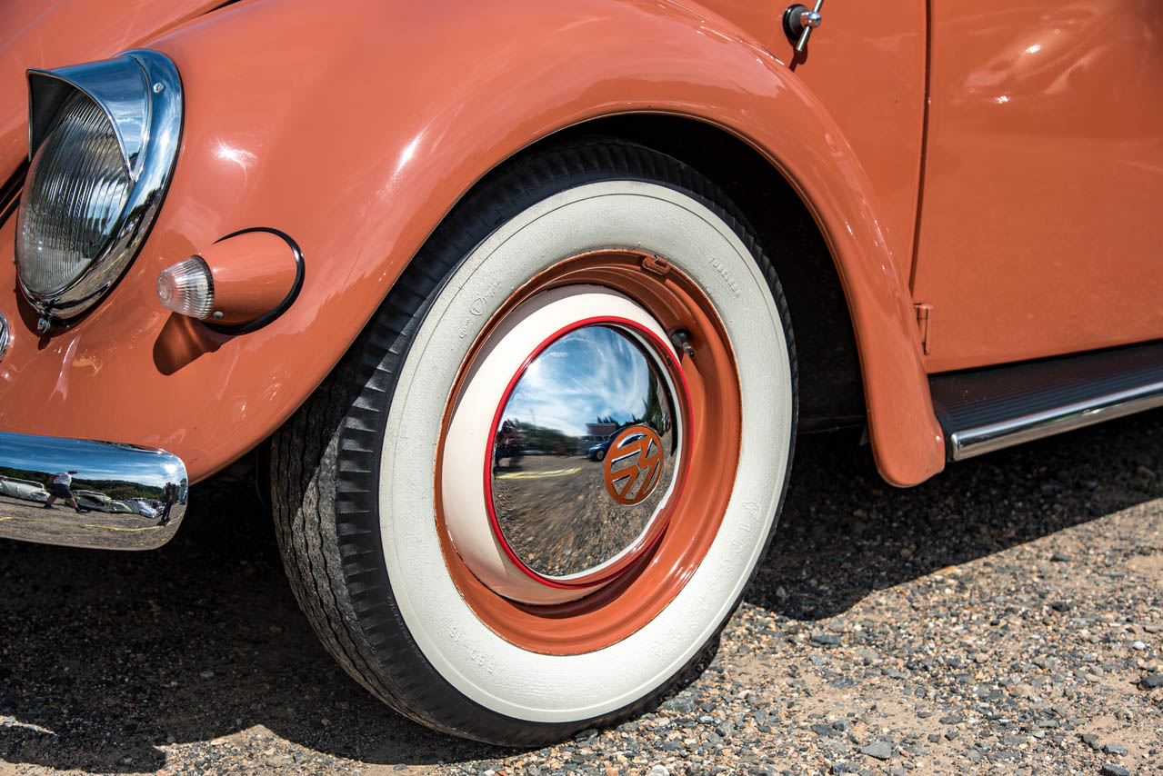 空冷VW】当時の空気を運ぶ、珊瑚色のビートル。1956年式“オーバル”は